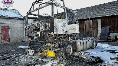 Naprawiał ciągnik siodłowy, wtedy wybuchł pożar. Poparzony 58-latek trafił do szpitala (fot. Policja Lubelska)