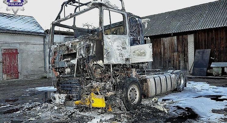 Naprawiał ciągnik siodłowy, wtedy wybuchł pożar. Poparzony 58-latek trafił do szpitala (fot. Policja Lubelska)