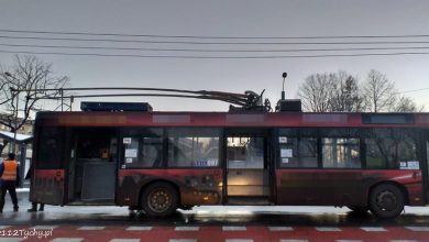 Pożar trolejbusu w Tychach! Pojazd stanął w płomieniach przy ulicy Andersa, nieopodal dworca PKP (fot.www.112tychy.pl)