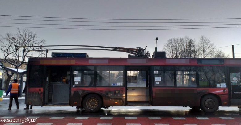 Pożar trolejbusu w Tychach! Pojazd stanął w płomieniach przy ulicy Andersa, nieopodal dworca PKP (fot.www.112tychy.pl)