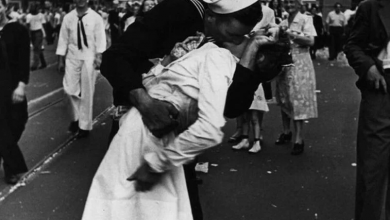 Ta fotografia to symbol zakończenia II wojny światowej. Nie żyje marynarz ze zdjęcia