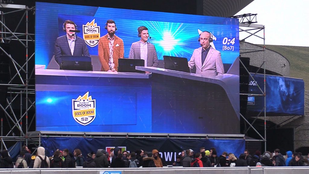 IEM Katowice: Uczestnicy Intel Extreme Masters śpiewali o świcie przed Spodkiem BARKĘ! Wideo to już hit w sieci!