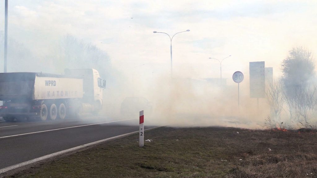 Ogromny pożar na granicy Będzina i Sosnowca. Płomień, który pojawił się blisko stacji benzynowej i budynków mieszkalnych, szybko się rozprzestrzenił z powodu dość silnego wiatru.