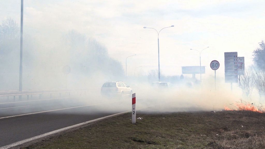 Pożar traw w Sosnowcu objął teren o powierzchni ok. 2 hektarów. Przez gęsty dym, widoczność na skrzyżowaniu dróg krajowych numer 94 i 86 była mocno ograniczona