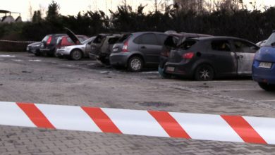 Samochody spłonęły pod Agorą w Tychach! Ogień przeniósł się na auta z płonących traw!