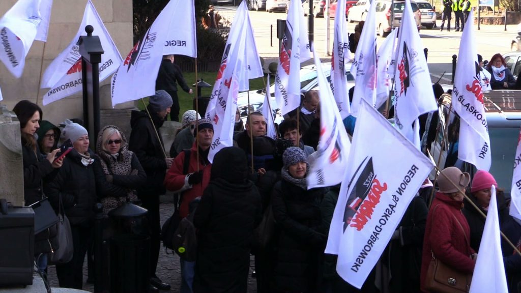 Nauczyciele z NSZZ Solidarność z całego województwa śląskiego przyszli dzisiaj pod Urząd Wojewódzki w Katowicach