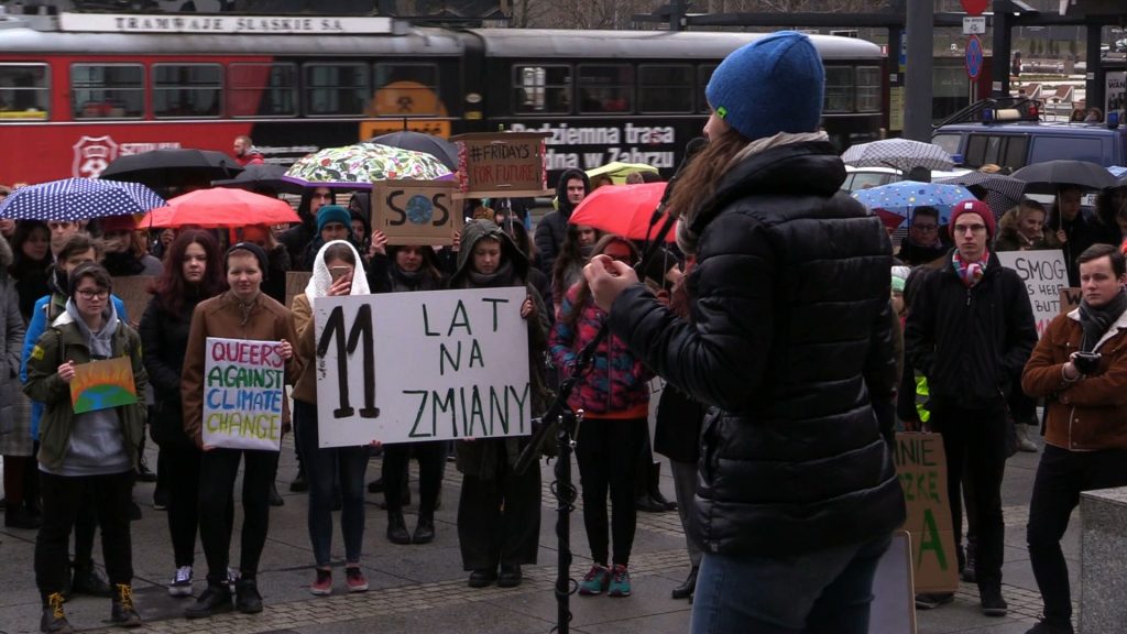 Młodzieżowy Strajk Klimatyczny w Katowicach nie przyciągnął tłumów, ale uczniowie liczą na to, że ich postulaty trafią do polityków. Zmiany powinni zacząć od samych szkół