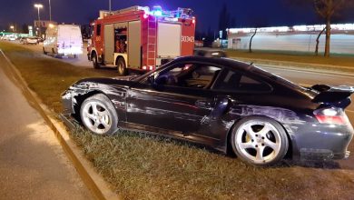 Skasowaniem luksusowego Porsche skończył się policyjny pościg. Jak się okazało - mundurowi gonili pijanego kierowcę! (fot.KMp Łódź)