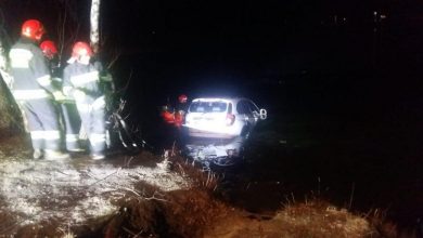 Wpadła samochodem do stawu. Na szczęście, rejon patrolowali policjanci i uratowali życie pijanej kobiecie (fot.Policja Mazowiecka)