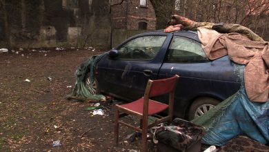 We wraku samochodu na osiedlu w Siemianowicach Śląskich bezdomni zrobili sobie "klub". A pod blokami toaletę. Mieszkańcom opadają już nie tylko ręce...