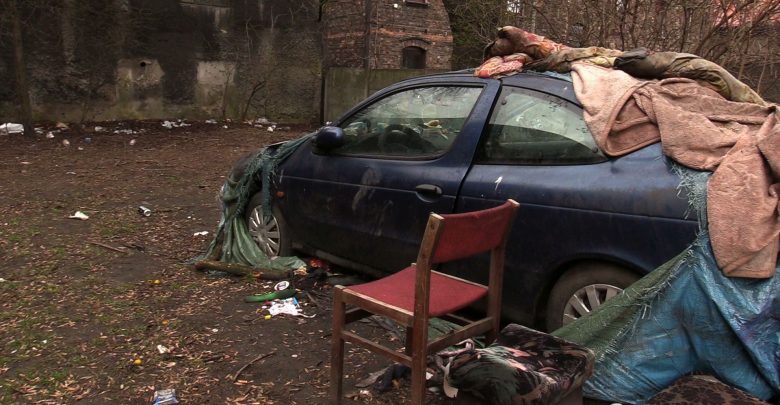 We wraku samochodu na osiedlu w Siemianowicach Śląskich bezdomni zrobili sobie "klub". A pod blokami toaletę. Mieszkańcom opadają już nie tylko ręce...