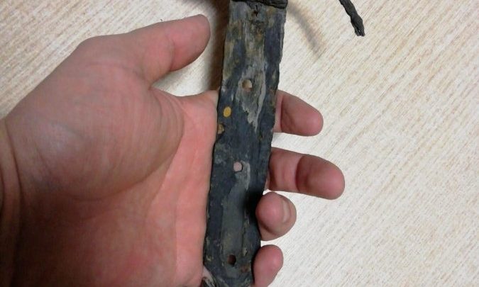 Znalazł średniowieczny miecz, który uszkodził. Odpowie za zniszczenie zabytku (fot.policja.pl)