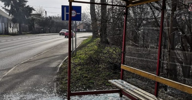 Bielsko-Biała: Policja poszukuje świadków uszkodzenia przystanku na ul. Wyzwolenia (fot. KMP Bielsko-Biała)