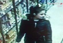 Bezczelna kradzież w sklepie! Poznajesz złodziejkę? Zobacz wideo!