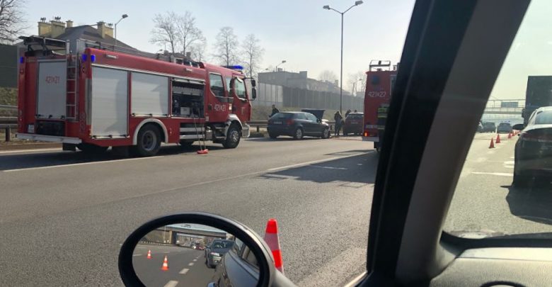 Ogromny korek utworzył się na DTŚ w Chorzowie. Na pasach jezdni w stronę Katowic doszło do dwóch karamboli - w pierwszym zderzyły się 3 samochody, w drugim, w tym samym niemal miejscu - 5 (fot.alarm@tvs.pl)