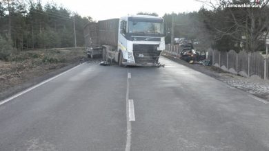 Zmiażdżony samochód i śmierć kierowcy! Tragiczny wypadek w Kaletach [ZDJĘCIA] (fot. KMP Tarnowskie Góry)