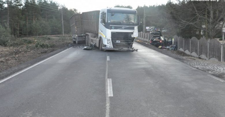 Zmiażdżony samochód i śmierć kierowcy! Tragiczny wypadek w Kaletach [ZDJĘCIA] (fot. KMP Tarnowskie Góry)