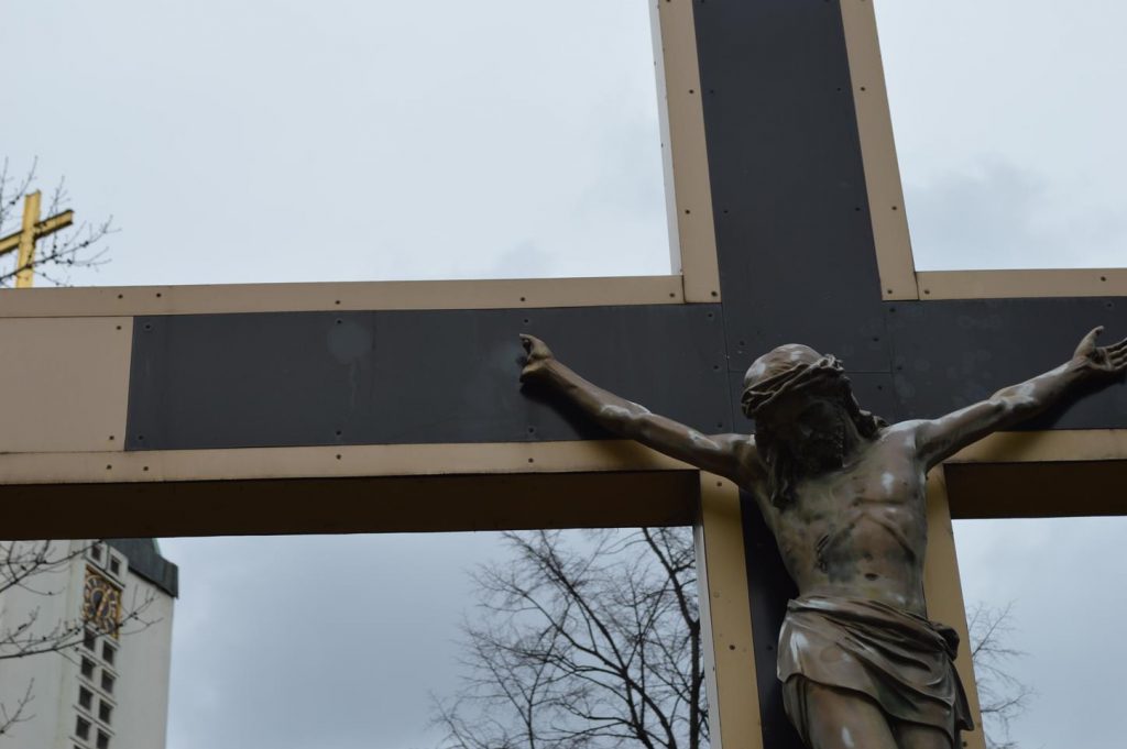 Profanacja na Koszutce w Katowicach! Ktoś obrzucił kamieniami figurę Jezusa na krzyżu! (fot. koszutka.pl)
