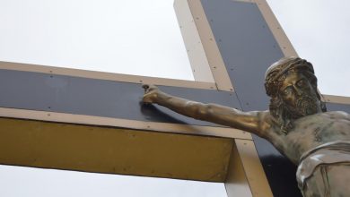 Profanacja na Koszutce w Katowicach! Ktoś obrzucił kamieniami figurę Jezusa na krzyżu!