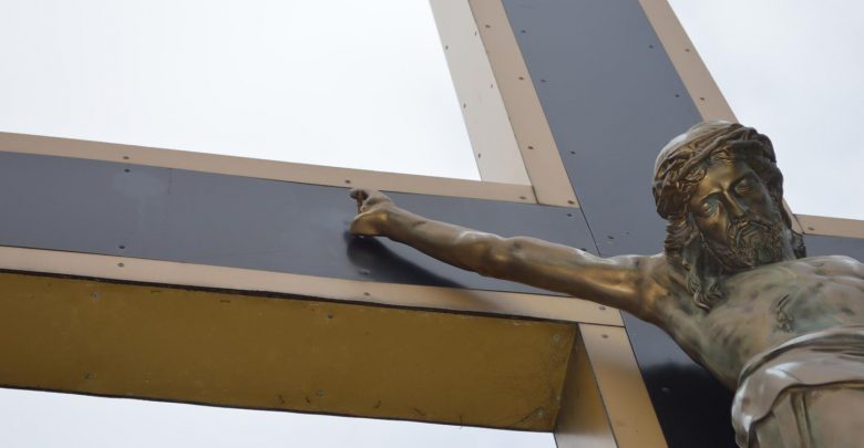 Profanacja na Koszutce w Katowicach! Ktoś obrzucił kamieniami figurę Jezusa na krzyżu!