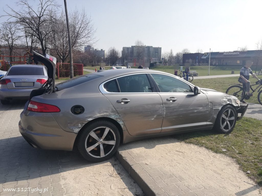 Kierowca Jaguara wjechał w ulicę Hetmańską, a następnie w ulicę Hubala, gdzie w rejonie przedszkola uderzył w metalowe słupki (fot.www.112tychy.pl)
