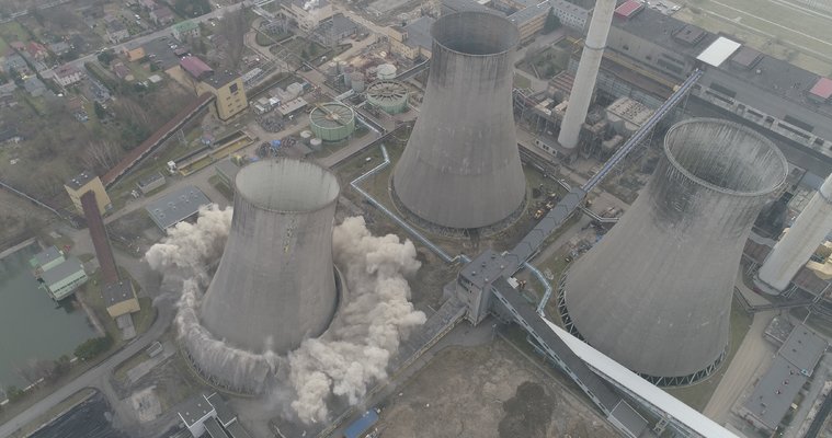 Gigantyczny komin Elektrowni Łagisza runął! Użyto dwustu kilogramów ładunków [FOTO]