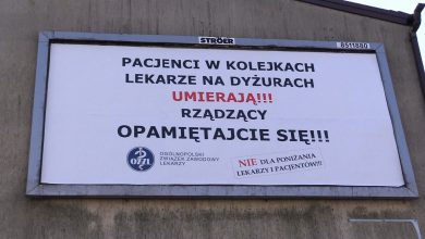 Śląskie: Pacjenci w kolejkach, lekarze na dyżurach UMIERAJĄ! Kto rozkleja takie bilbordy?