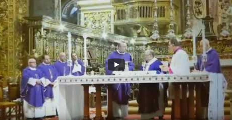 Arcybiskup musiał przerwać mszę, kiedy okazało się, że w mszalnym kielichu - zamiast wina - jest... whisky! źr: youtube.com/il malti