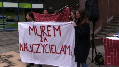 Murem za nauczycielami, ale poza murami szkoły. Bo dziś uczniowie wyszli na ulice. Tak było na słynnej „Patelni” w Sosnowcu