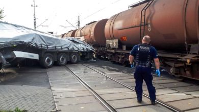 Pijany kierowca tira staranował szlaban i wjechał pod pociąg towarowy [ZDJĘCIA] (fot. Policja Lubuska)