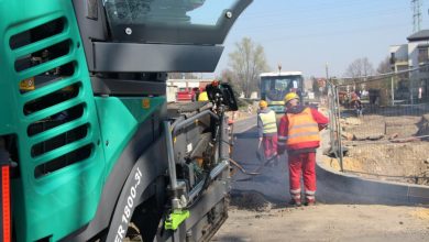 Tychy: Kładą asfalt na Grota-Roweckiego (fot. UM Tychy)