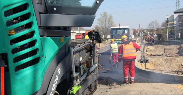 Tychy: Kładą asfalt na Grota-Roweckiego (fot. UM Tychy)
