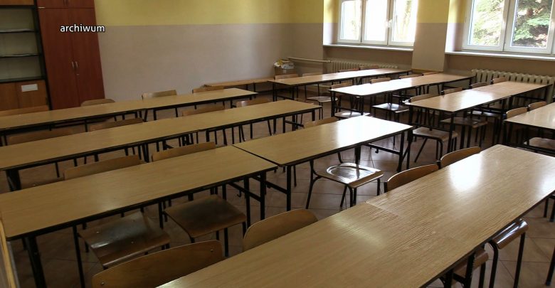 Koronawirus w Polsce: Szkoły zamknięte do 26 kwietnia. Co dalej z zasiłkiem opiekuńczym?