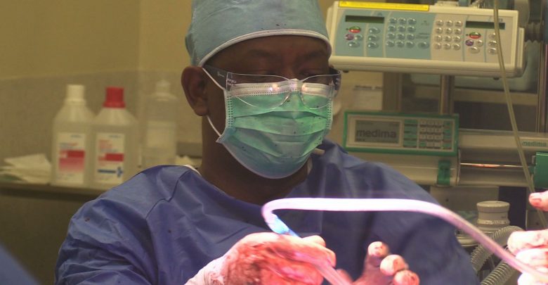 Lekarze z Rwandy uczą się operować w Zespole Szpitali Miejskich w Chorzowie. Jean Claude Byiringiro asystował dziś między innymi przy operacjach ortopedycznych
