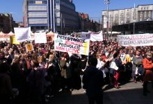 "Trzymajmy się razem!" Manifestacja poparcia dla strajkujących nauczycieli w Katowicach ściągnęła tłumy