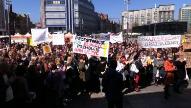 "Trzymajmy się razem!" Manifestacja poparcia dla strajkujących nauczycieli w Katowicach ściągnęła tłumy