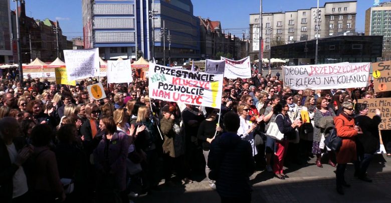 "Trzymajmy się razem!" Manifestacja poparcia dla strajkujących nauczycieli w Katowicach ściągnęła tłumy