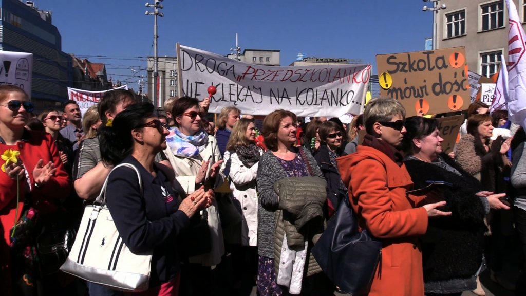 "Trzymajmy się razem!" Manifestacja poparcia dla strajkujących nauczycieli w Katowicach ściągnęła tłumy