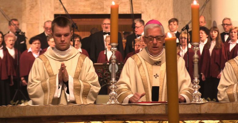 Metropolita katowicki abp Wiktor Skworc przewodniczył w Niedzielę Zmartwychwstania uroczystej sumie pontyfikalnej, którą sprawowano w katowickiej katedrze w samo południe.