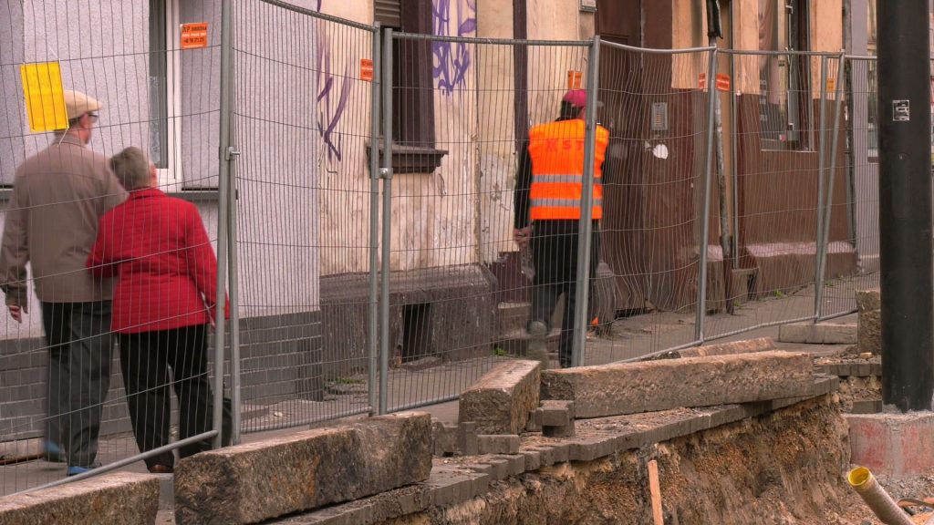 Przedłużający się remont ulicy Katowickiej w Bytomiu ciąży nie tylko mieszkańcom. Sklepikarzom także powoli opadają ręce