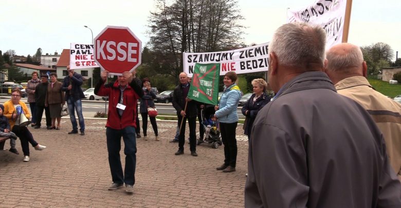 Część mieszkańców Pawłowic nie chce u siebie strefy ekonomicznej. Dziś protestowali w tej sprawie przez urzędem gminy