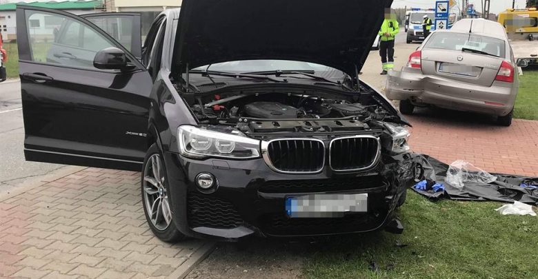 Tragiczny w skutkach wypadek w Chełmie Śląskim. W zderzeniu trzech samochodów na DW 934, zginął kierowca BMW fot.www.112tychy.pl/OSP Chełm Śląski