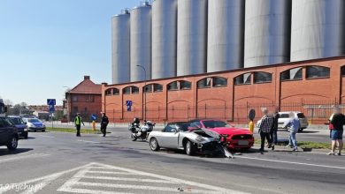 Zderzenie dwóch samochodów osobowym miało miejsce w piątek, 19 kwietnia na skrzyżowaniu ulic Katowickiej i Sadowej w Tychach. Zderzyły się osobowe Fiat i Ford (fot.www.112tychy.pl)