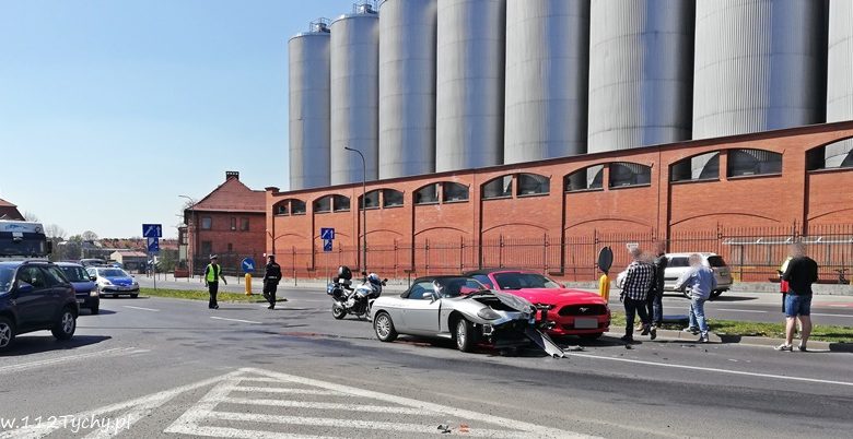 Zderzenie dwóch samochodów osobowym miało miejsce w piątek, 19 kwietnia na skrzyżowaniu ulic Katowickiej i Sadowej w Tychach. Zderzyły się osobowe Fiat i Ford (fot.www.112tychy.pl)