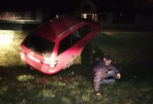 Wracając po służbie do domu naczelnik Wydziału Kryminalnego KWP w Katowicach zauważył w przydrożnym rowie samochód z włączonym silnikiem (fot.policja)