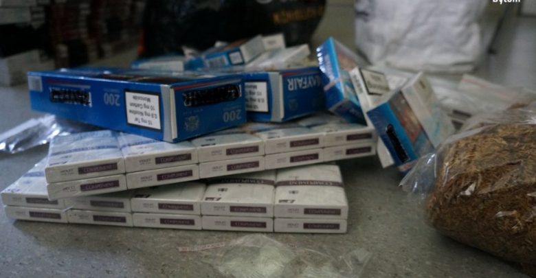 Bytom: 5 tysięcy nielegalnych papierosów w torbie [WIDEO]