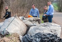 Dzikie wysypiska w Bytomiu [ZDJĘCIA] Ktoś wyrzucił do lasu wielkie worki (fot. UM Bytom)