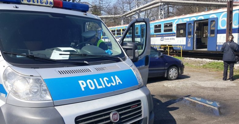 Śląskie: Tragiczny wypadek na torach. Policjanci ustalają tożsamość potrąconego przez pociąg mężczyzny (fot.KPP Cieszyn)