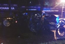 Najpierw kręcił „bączki” swoim bmw, a później po pijaku wjechał w drzewo (fot.KWP Katowice)