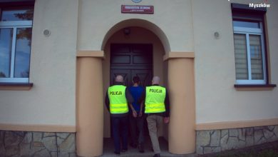 Myszków: Bez powodu zaatakował przechodnia szklaną butelką. Mężczyzna leżał w kałuży krwi (fot.Śląska Policja)